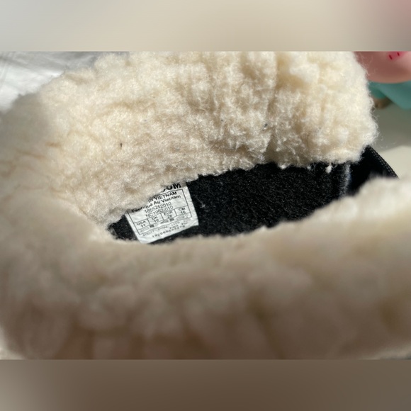 Sorel kid waterproof winter boot. Kid size 11. - Picture 15 of 16